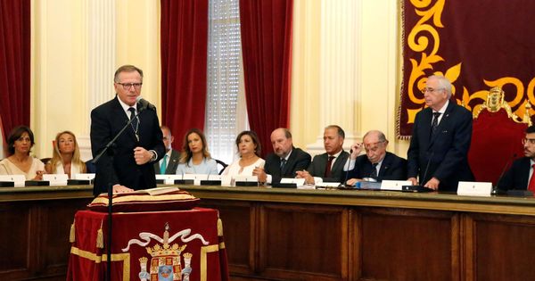 Foto: Eduardo de Castro jura como presidente de Melilla frente al saliente Juan José Imbroda. (EFE) 