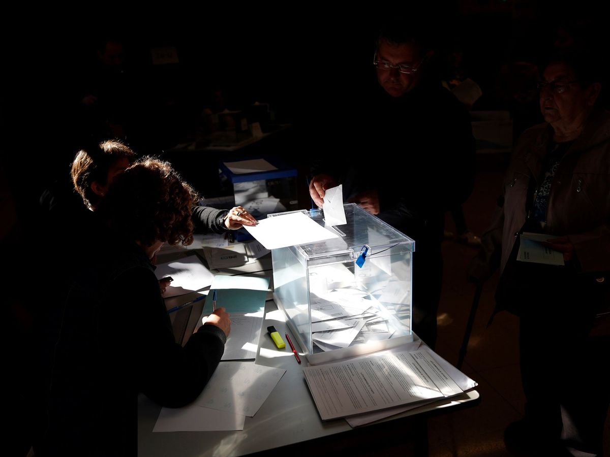 Foto: Un ciudadano deposita su voto en una urna en el Centre Cívic La Sedeta de Barcelona. (Efe)