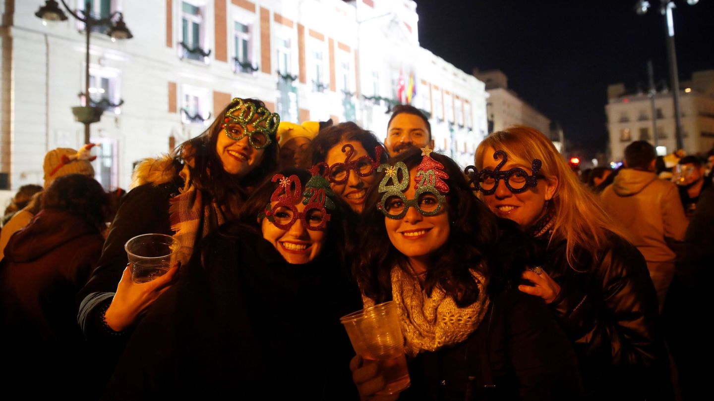 Centenares de personas, celebrando las ya tradicionales preúvas del 30 de diciembre. (EFE/JuanJo Martín)