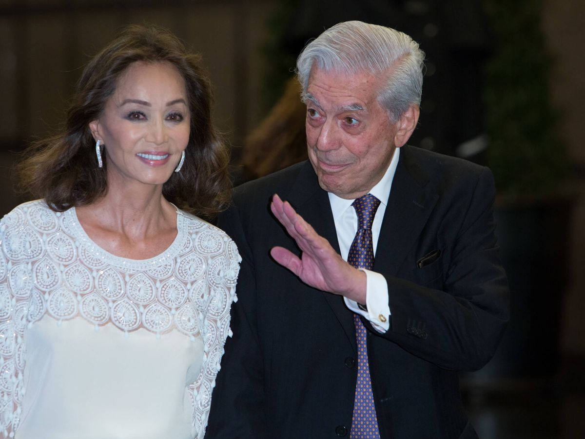 Foto: Isabel Preysler y Vargas Llosa, en una imagen de archivo durante la fiesta por el 80 cumpleaños del escritor. (Getty)