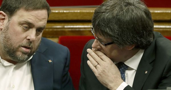 Foto: El presidente de la Generalitat de Cataluña, Carles Puigdemont, conversa con el vicepresidente, Oriol Junqueras. (Efe)