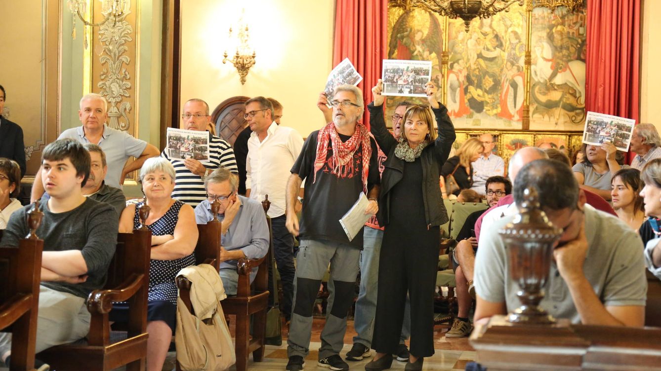 El separatismo acorrala a los alcaldes del PSC con mociones de censura y protestas