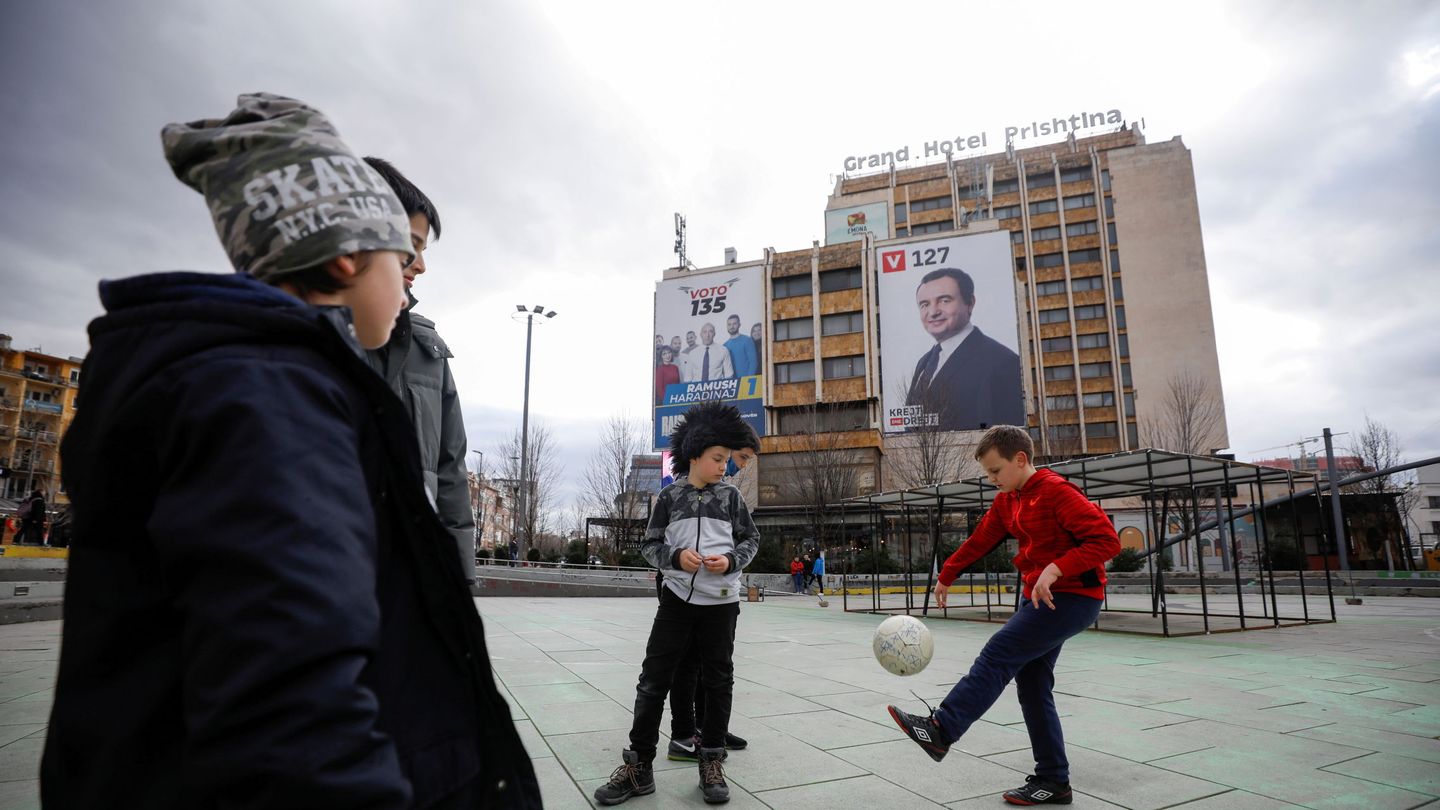Niños juegan en las calles de Prishtina. (Reuters)