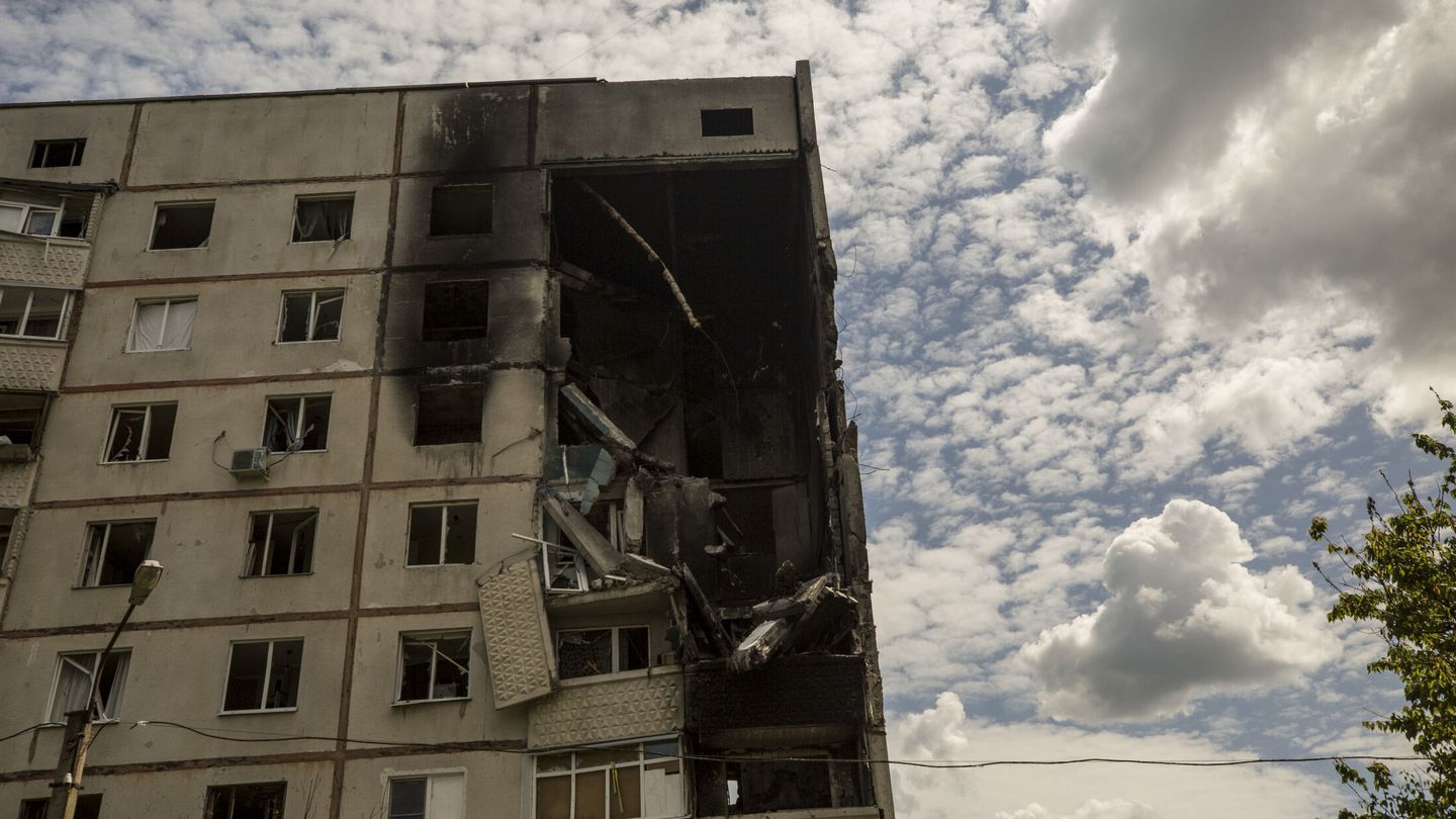 Foto tomada el 25 de mayo 2022 que muestra un edificio de apartamentos destruido por misiles rusos en Járkov, Ucrania. (EFE/Esteban Biba)
