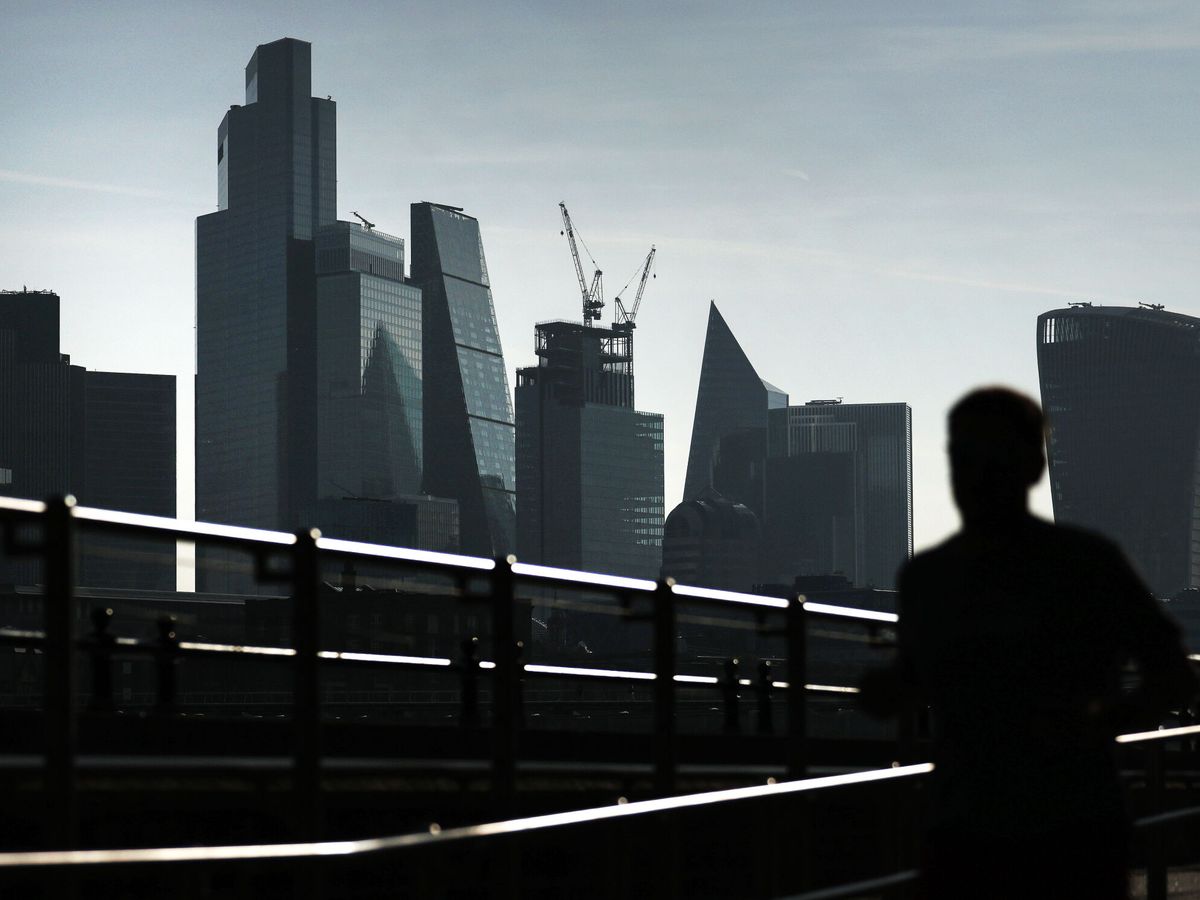 Foto: Un ciudadano corre frente al paisaje de la City de Londres. (EFE/Andy Rain)