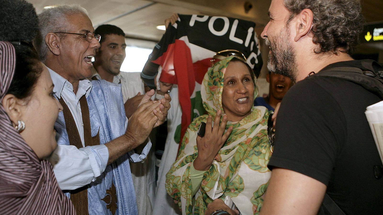 Foto: Willy Toledo, junto a un grupo de activistas saharauis en el aeropuerto de Los Rodeos (Tenerife), a su regreso del Sáhara Occidental en octubre de 2010 (EFE)