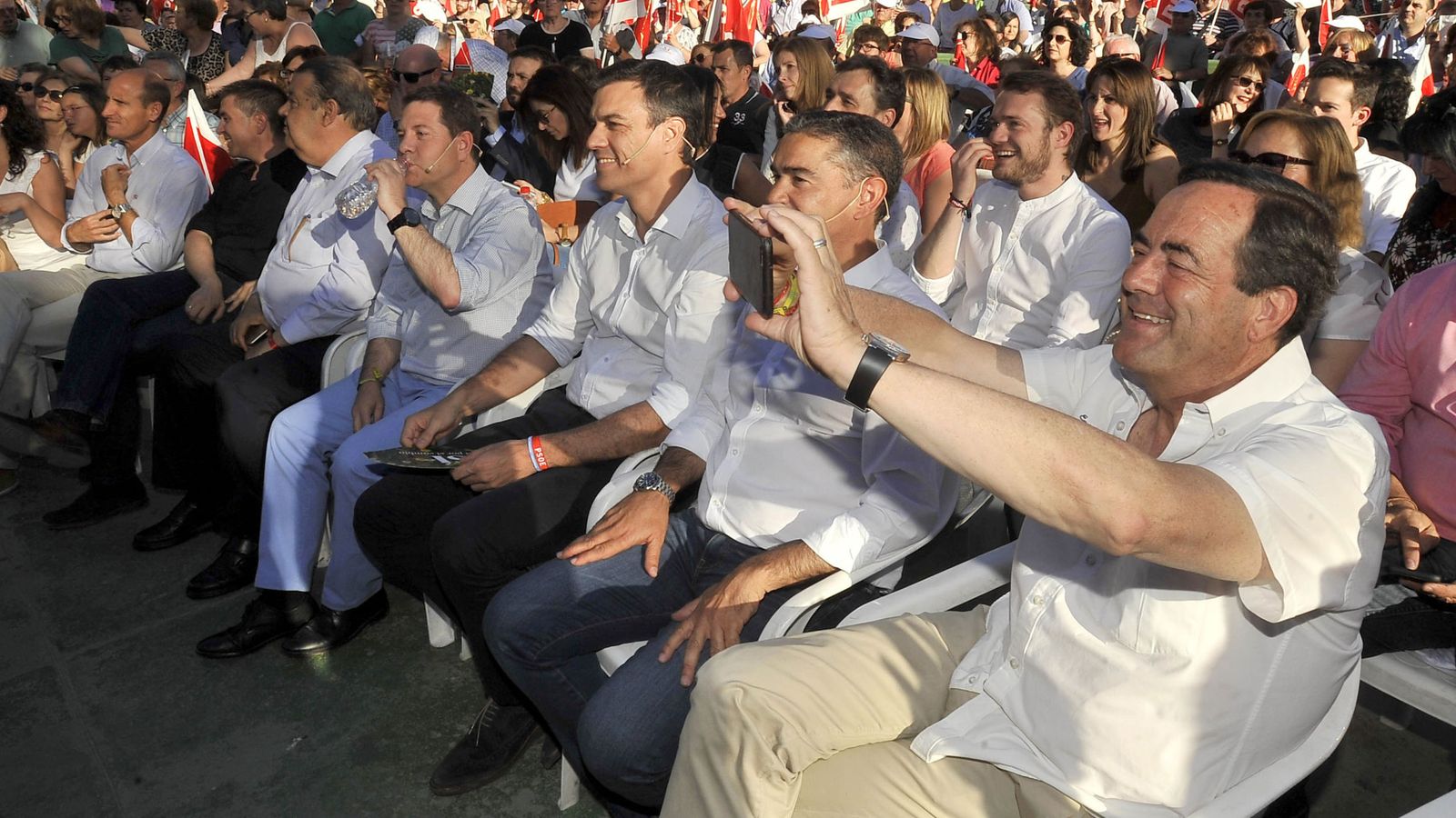 Foto: Emiliano García-Page, Pedro Sánchez, Manuel González Ramos y Pepe Bono, este 22 de junio en la Caseta de los Jardinillos de Albacete. (EFE)