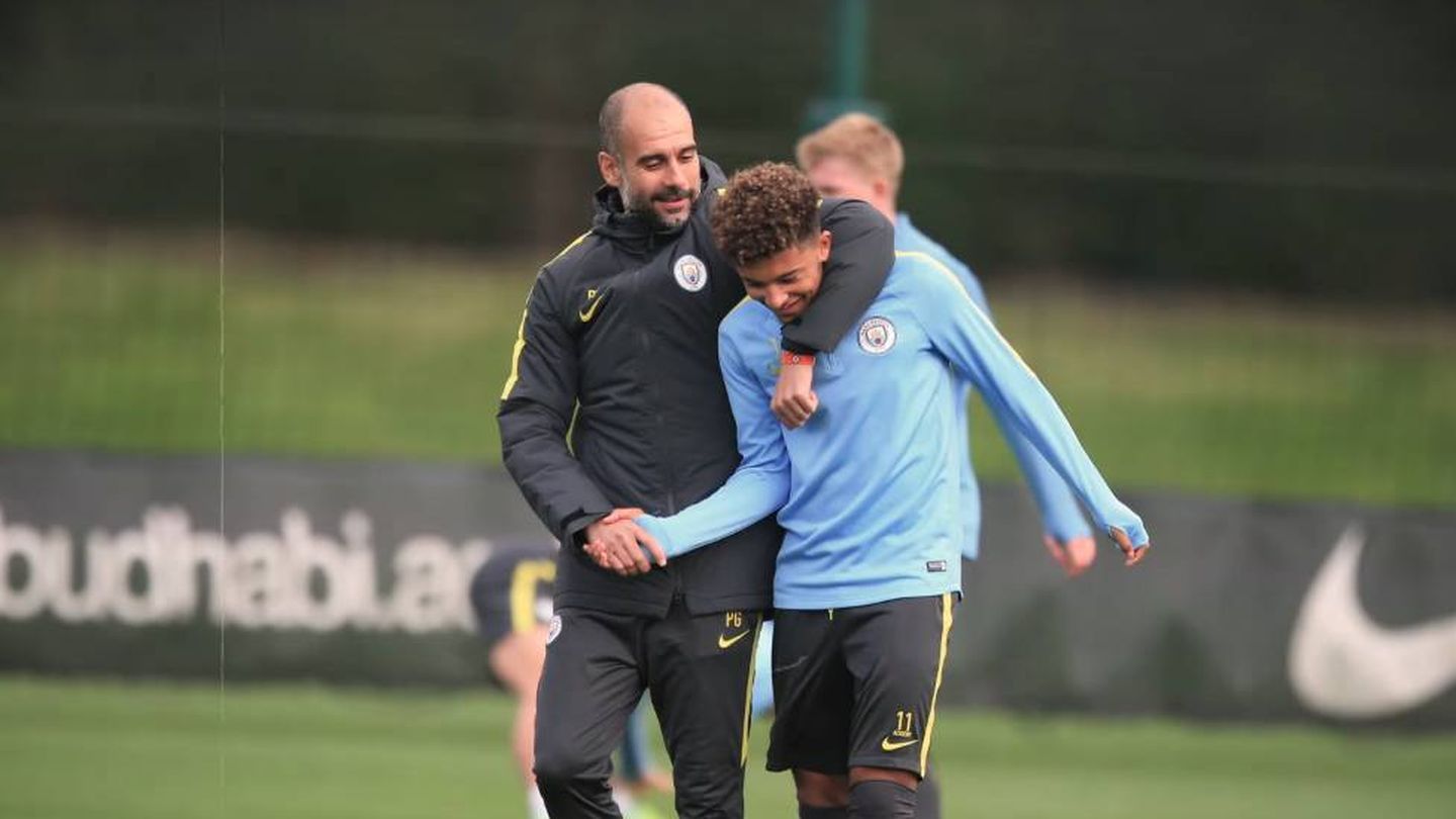 Jadon Sancho y Pep Guardiola en un entrenamiento del City en la 2016-2017. (Manchester City)