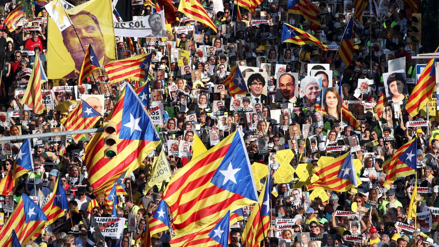 Manifestantes pidiendo la libertad de los presos en Barcelona. (Reuters)