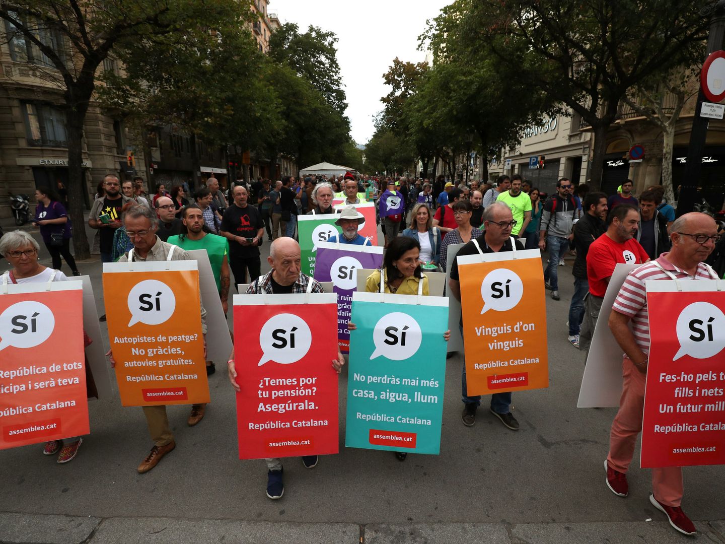 Independentistas catalanes reparten panfletos durante una marcha por La Rambla de Barcelona. (Reuters)  