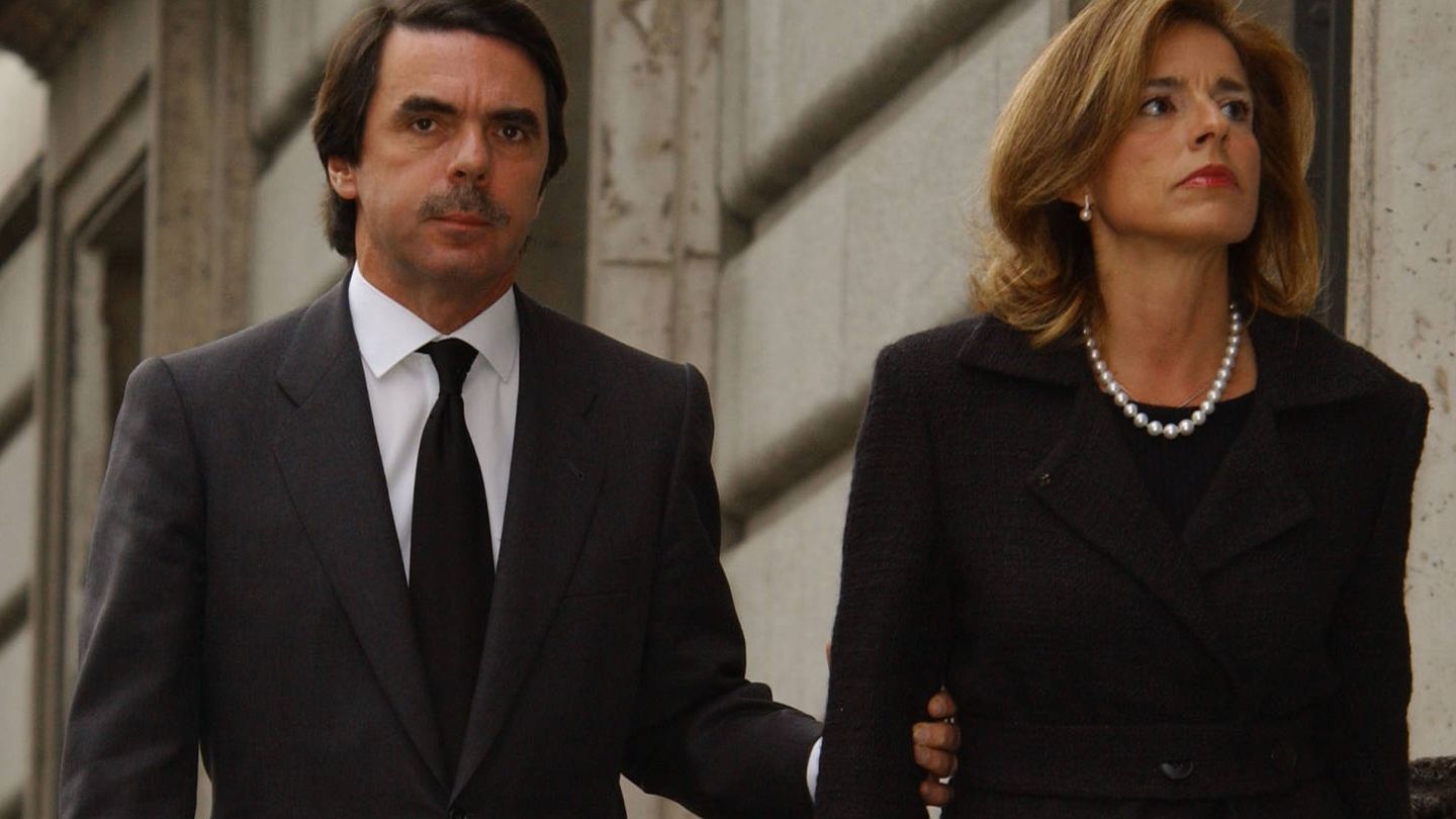 Aznar, junto a Botella, fue el primer presidente que se planteó no residir en Moncloa. (Getty)