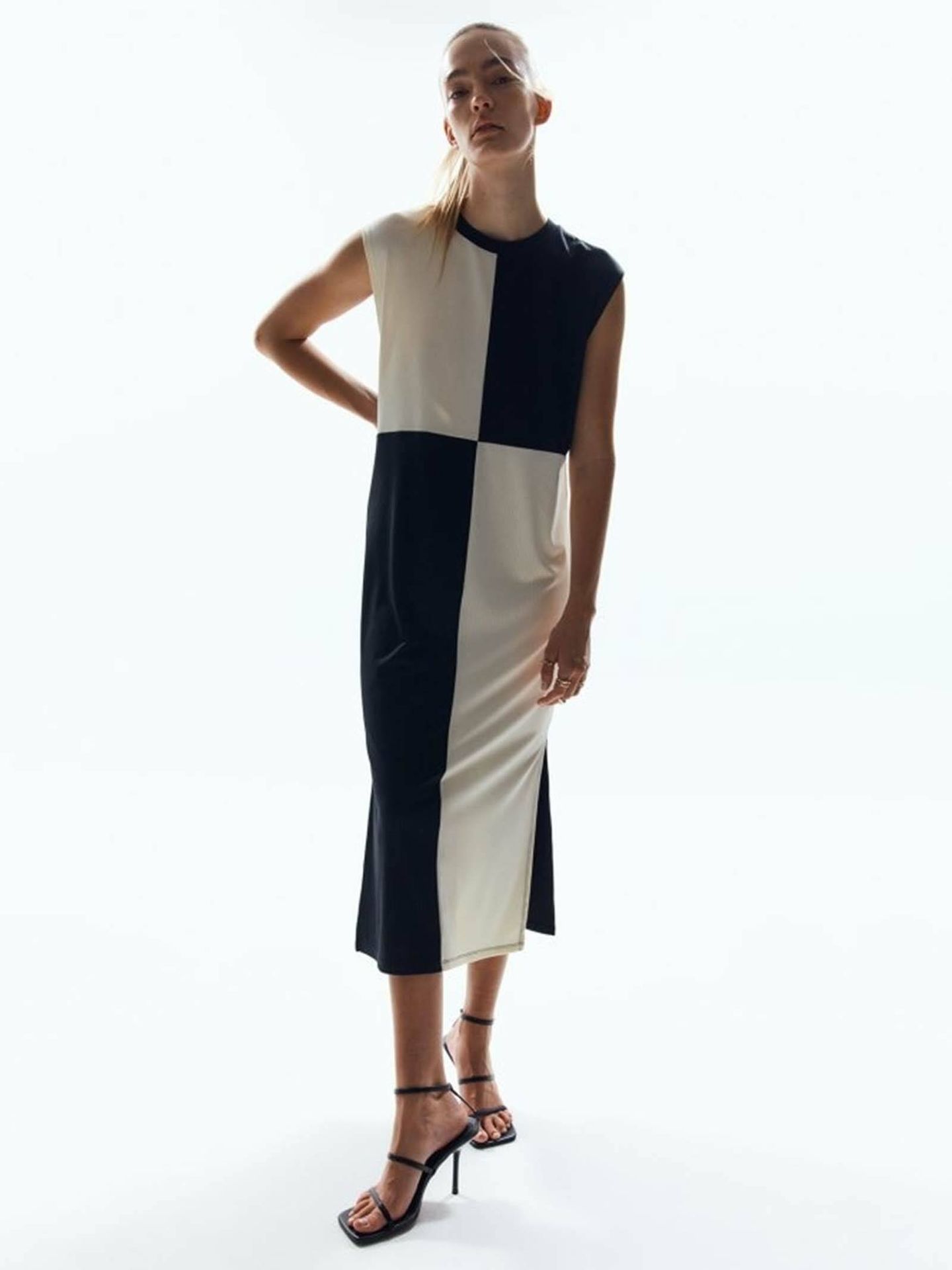 Bicolor como el Letizia y de una de las marcas favoritas de Leonor, el vestido que arrasa en ventas este verano. (Sfera/Cortesía)