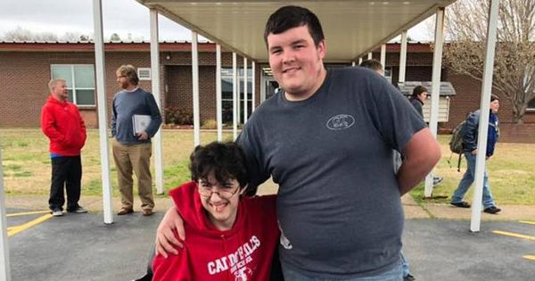 Foto: Tanner y su amigo Brandon, con la silla de ruedas (Foto: Facebook)