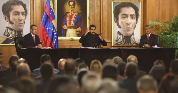Foto: Fotografía cedida por la oficina prensa del Palacio de Miraflores, del presidente de Venezuela, Nicolás Maduro, el 1 de mayo de 2017. (EFE)