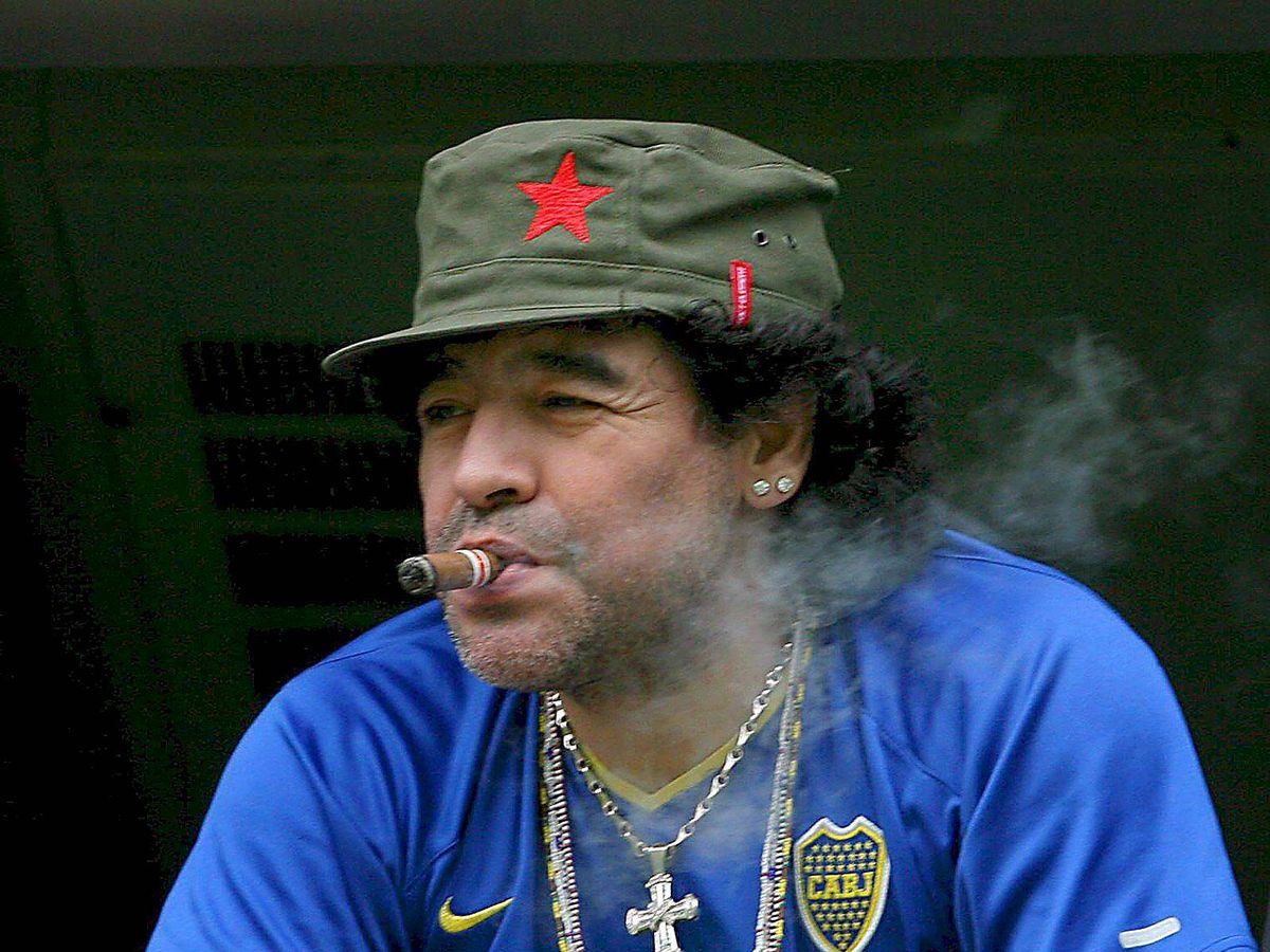 Foto: Maradona, fumando en La Bombonera. (EFE/Cezaro de Luca)