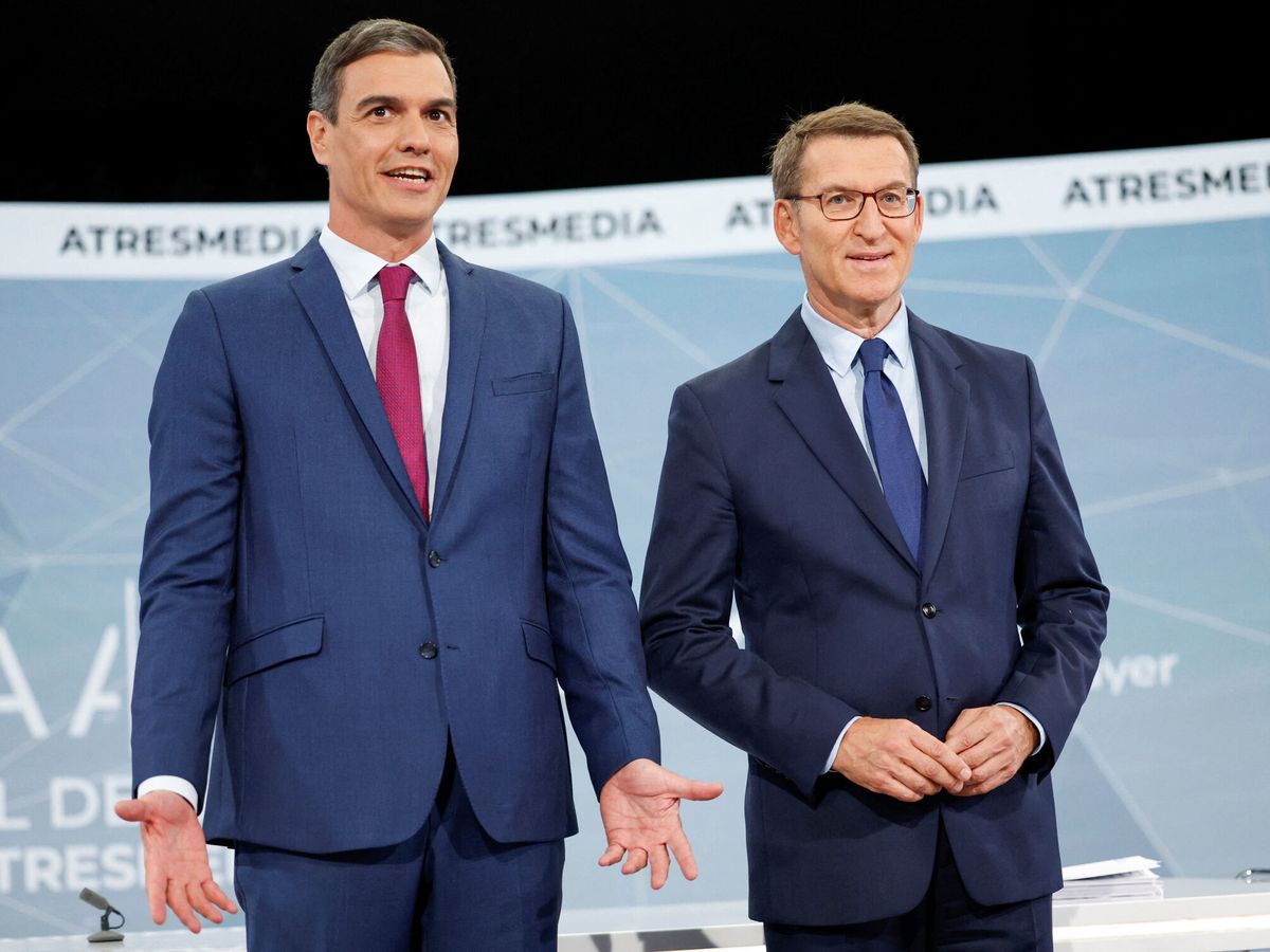 Foto: Pedro Sánchez (izquierda) y Alberto Núñez Feijóo (derecha) posan antes de comenzar el debate. (Juan Medina/Reuters)