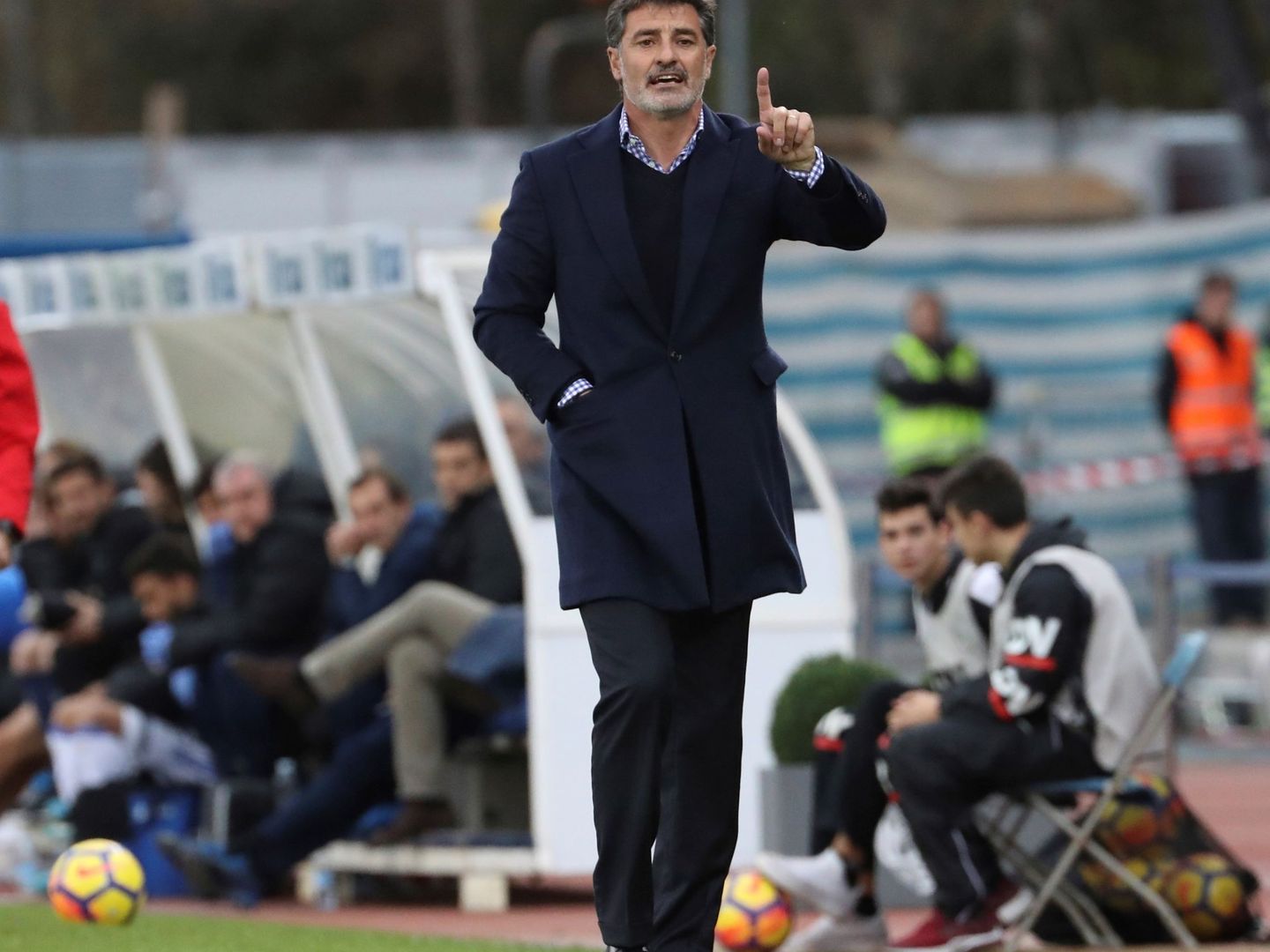Míchel da instruciones durante un partido del Málaga. (Efe)