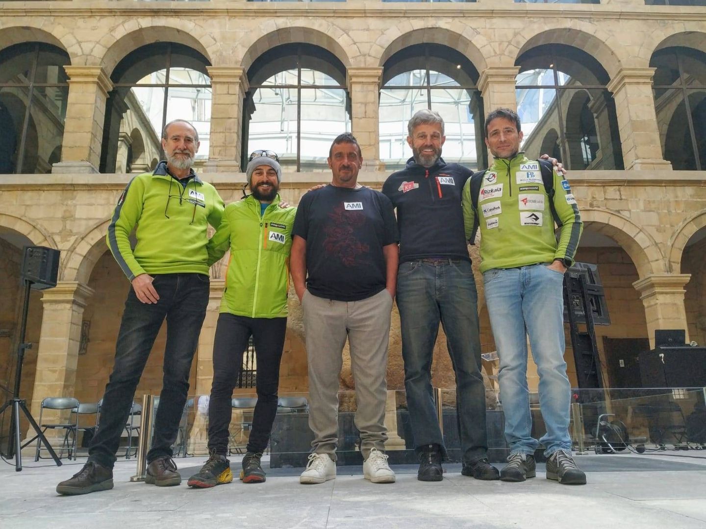 Alex Txikon (derecha) y parte de su equipo en el K2 este miércoles en Bilbao. (EC)