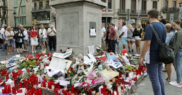 Foto: Memorial con flores a las víctimas del atentado terrorista de Barcelona, situado al comienzo de las Ramblas. (EFE) 