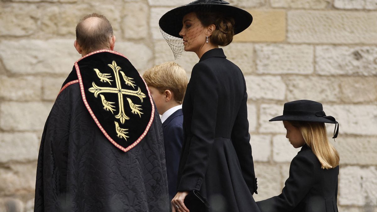 Kate Middleton y Meghan Markle, de riguroso luto y con joyas de Isabel II en su funeral