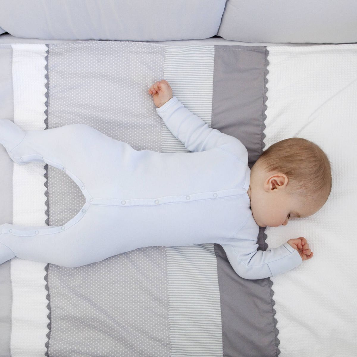 Qué ropa hay que ponerle a un bebé para dormir (y cómo comprobar que está a  gusto)