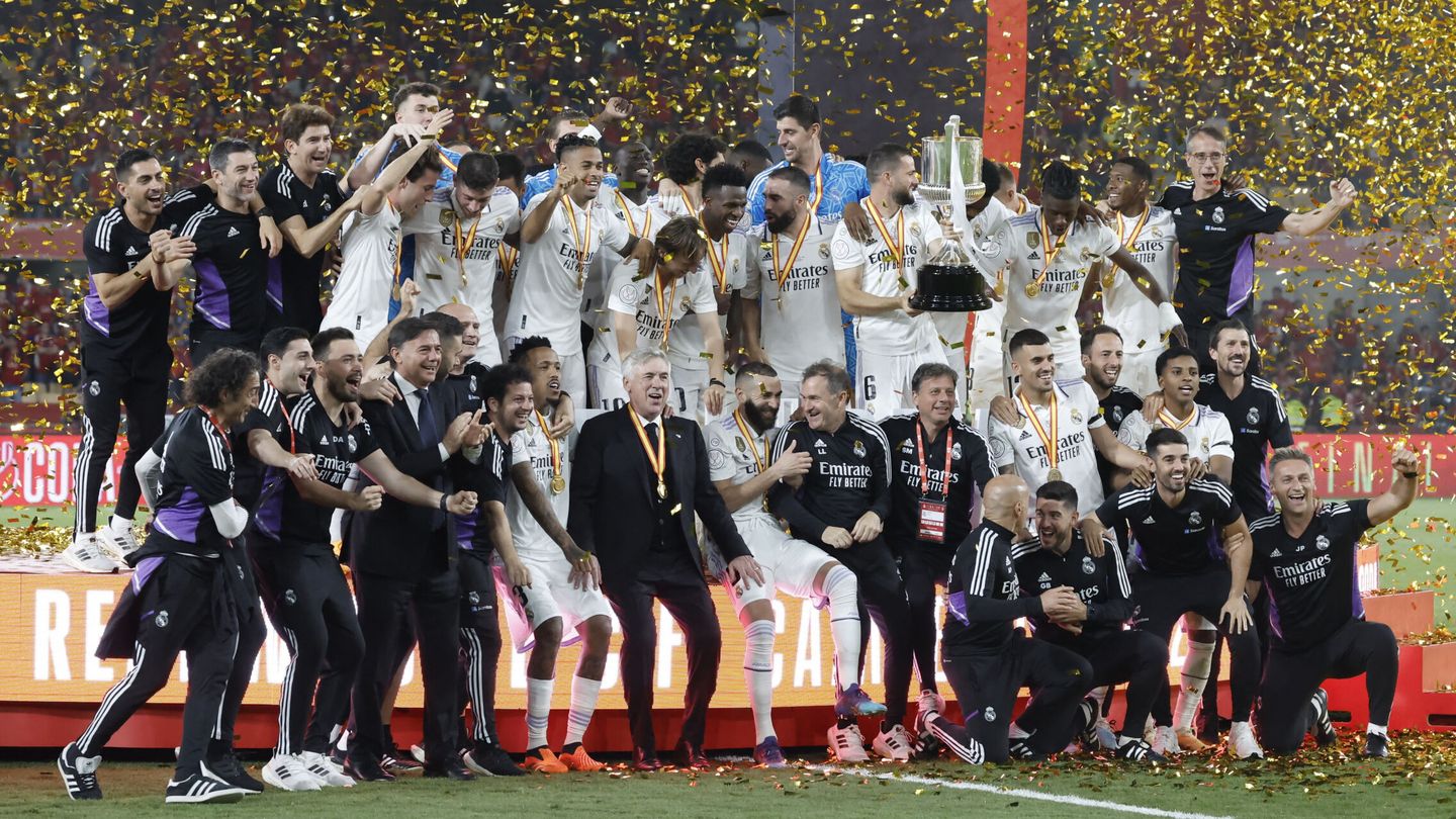 El Real Madrid celebra la consecución de la Copa del Rey.