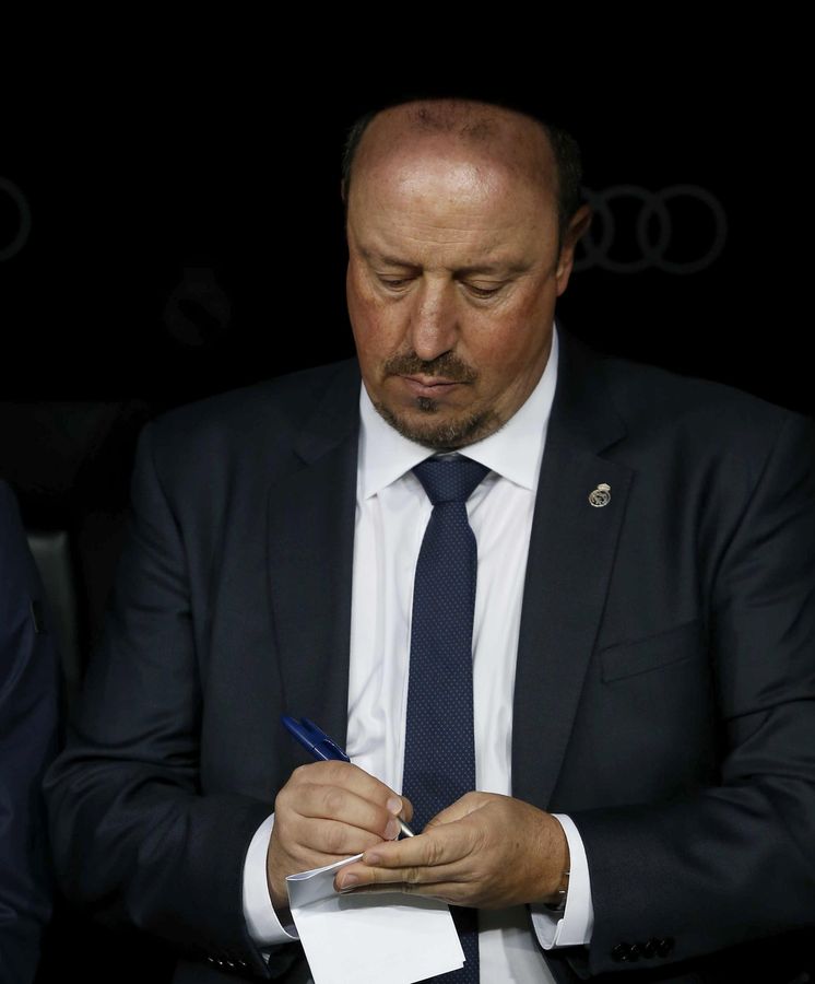 Foto: Rafa Benítez toma notas en el banquillo durante el Real Madrid-Barcelona. (EFE)