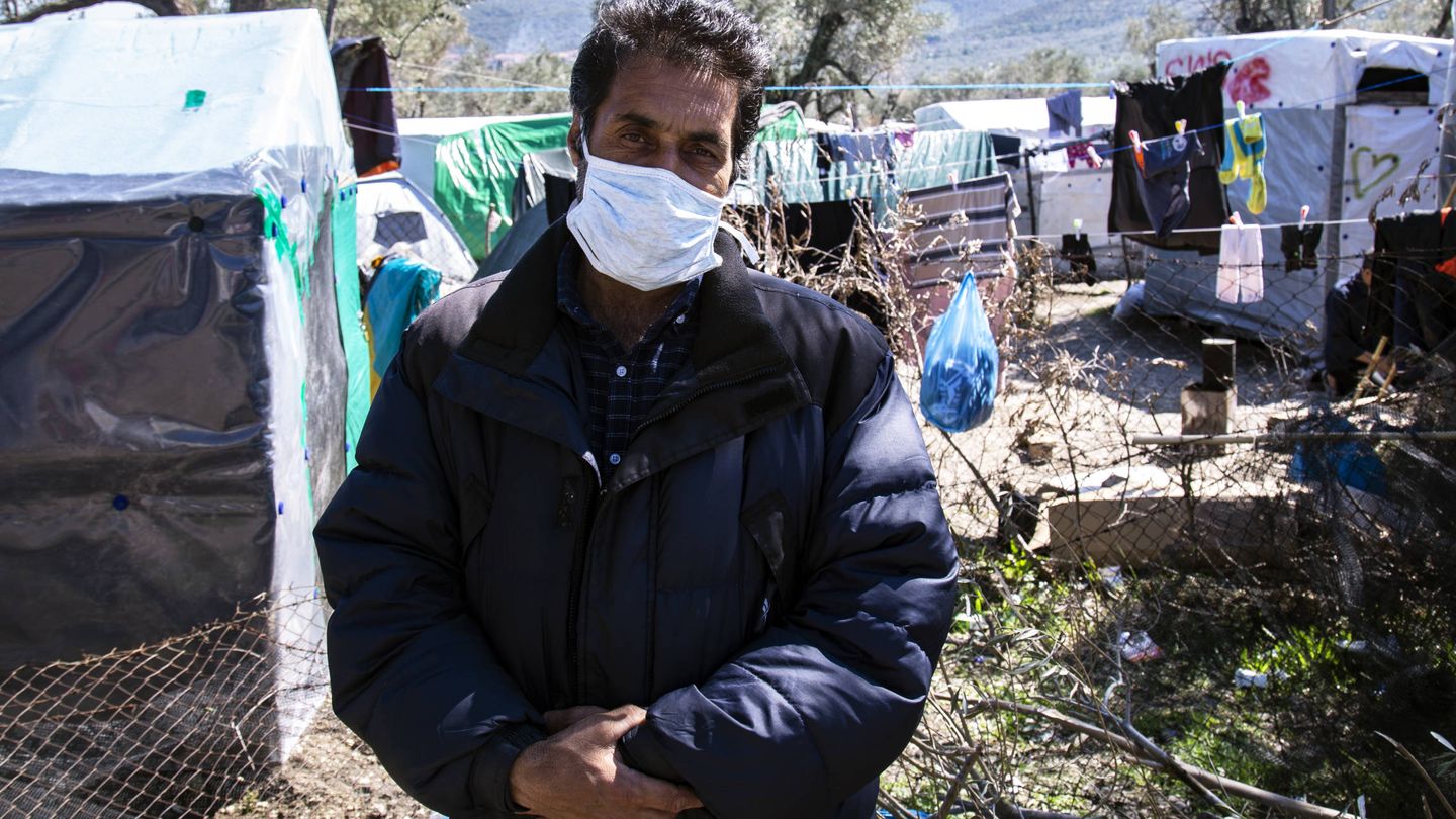 Un refugiado con una mascarilla en Moria, Grecia (André Naddeo / UOL)