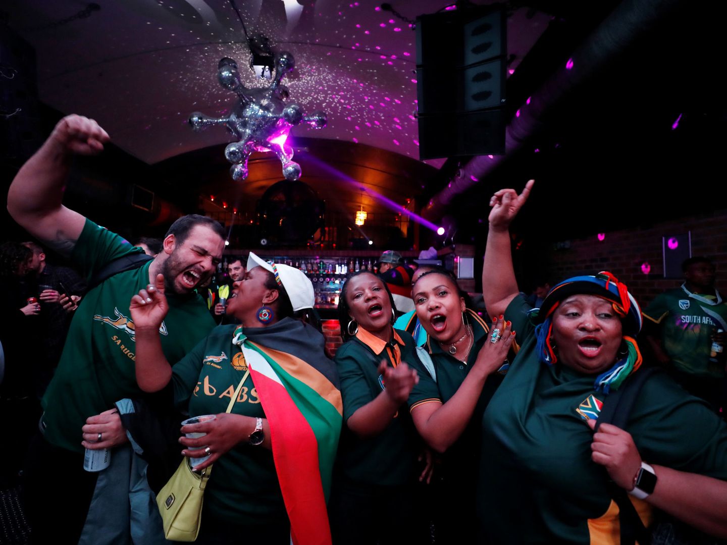 Aficionados sudafricanos celebran la victoria de su selección en el Mundial. (Reuters)