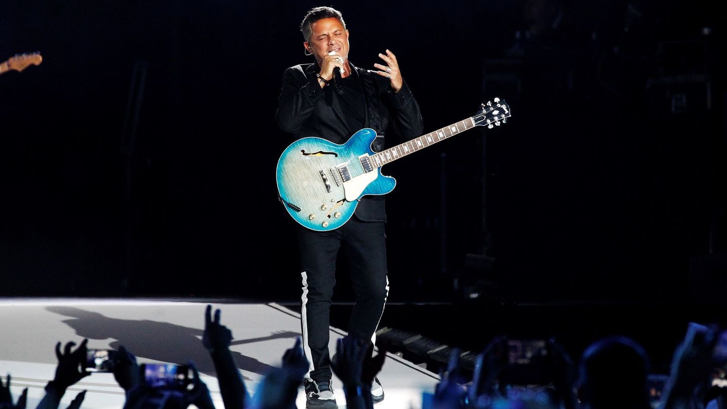 El cantante Alejandro Sanz durante el concierto que ofrece esta noche en el estadio Wanda Metropolitano, en Madrid. (EFE)