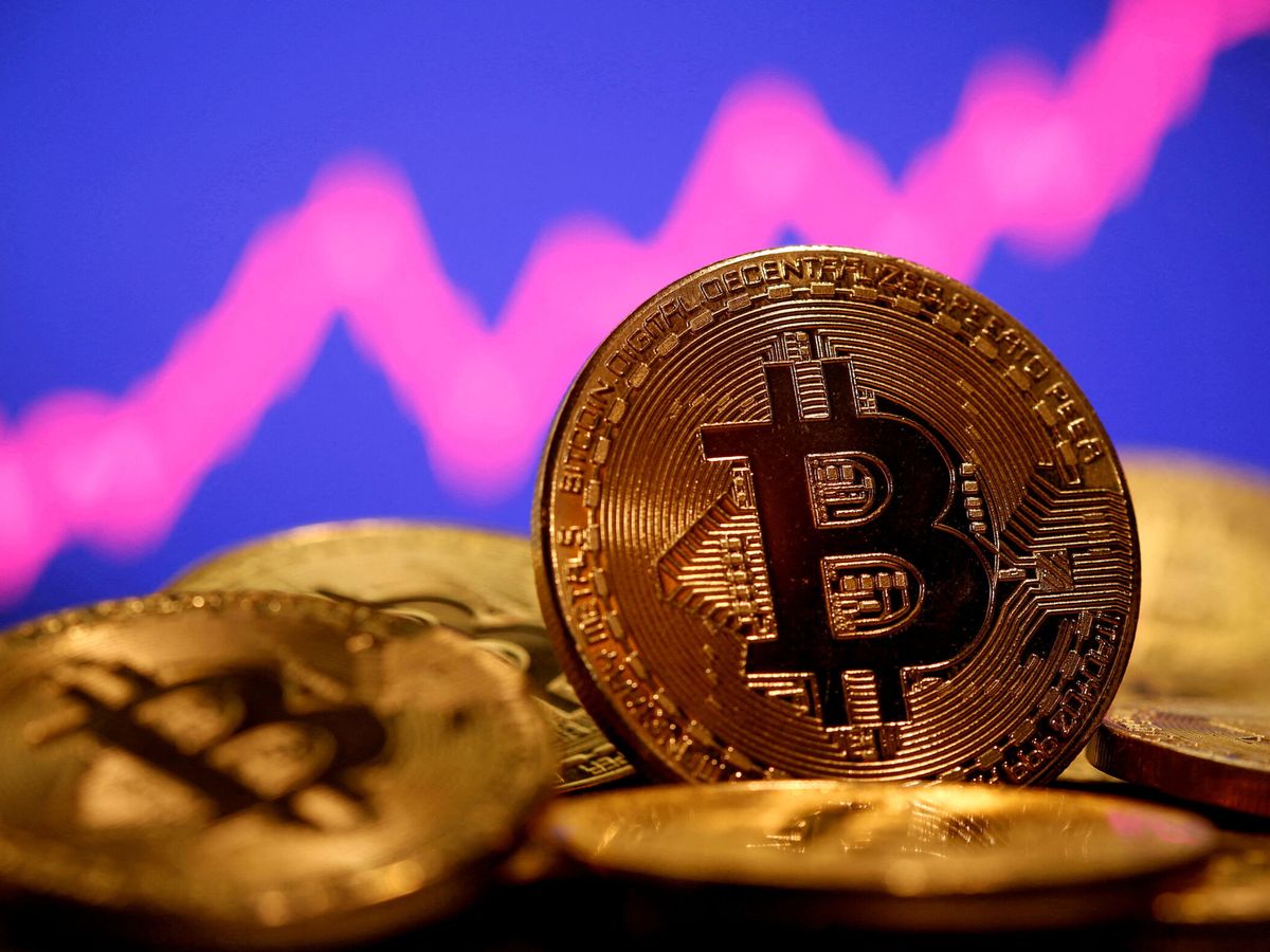 Foto: Representación de varios bitcoins. (Reuters/Dado Ruvic)