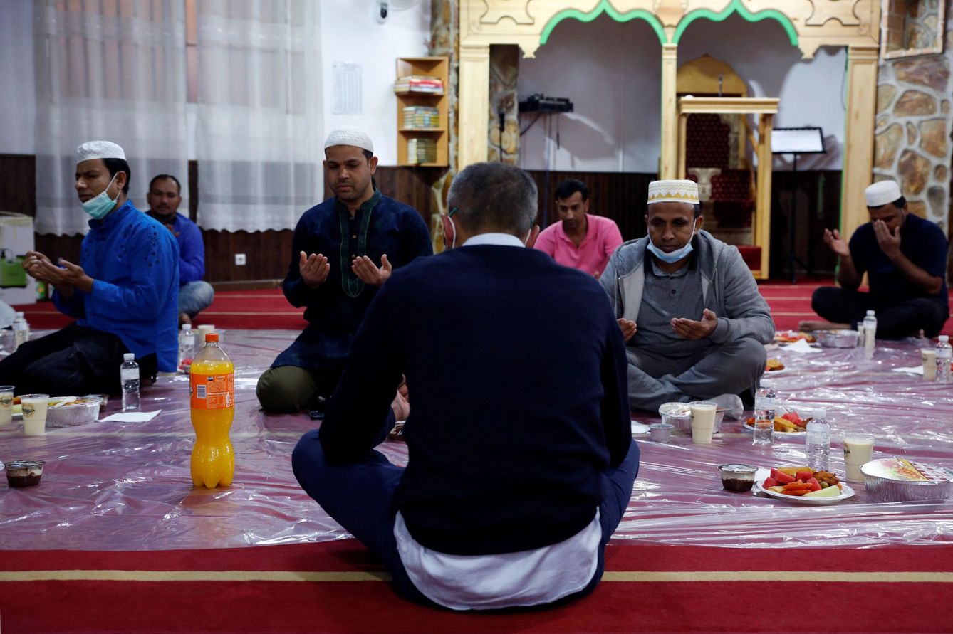 Imagen de archivo del Iftar (ruptura del ayuno) en una mezquita de Lavapiés (Madrid). (EFE/Eduardo Oyana)