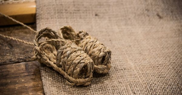 Foto: Unas mini zapatillas hechas de esparto sobre una tela de yute. (Carmen Castellón)