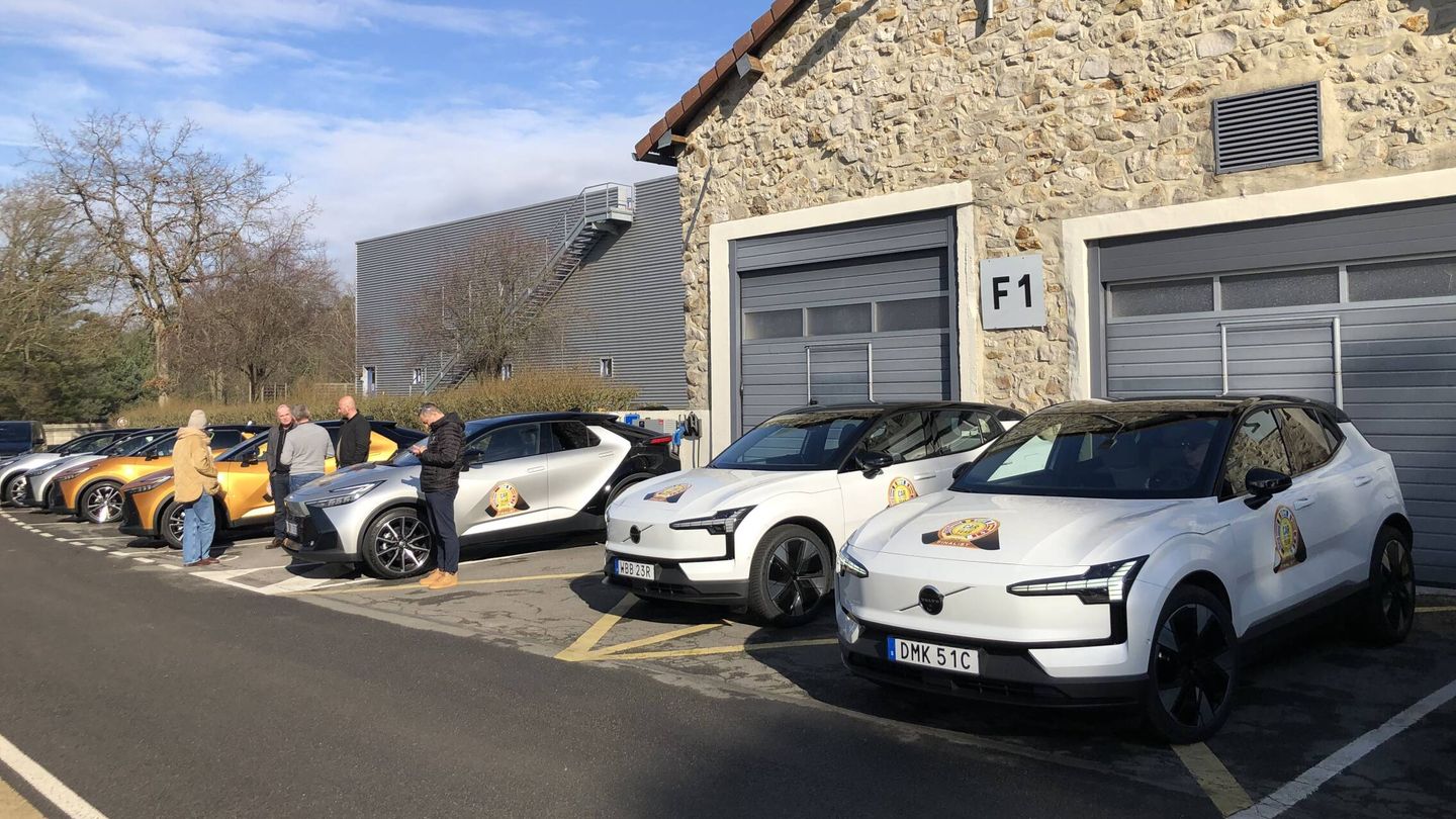 Para las pruebas finales en Mortefontaine (Francia), cada marca suministra varias unidades de sus coches.