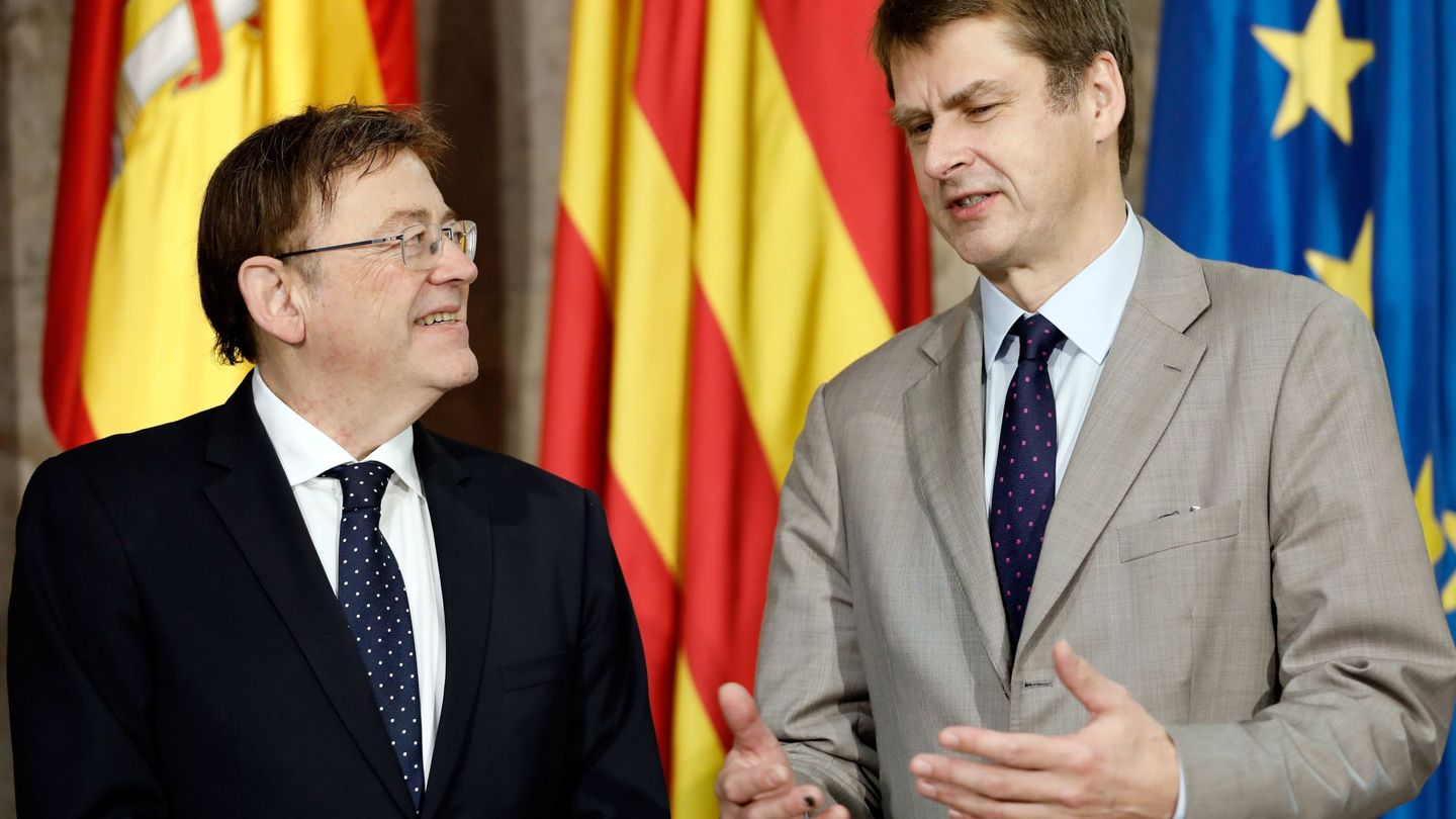 El president de la Generalitat, Ximo Puig (d), con el nuevo embajador del Reino Unido en España, Hugh Elliott. (EFE)