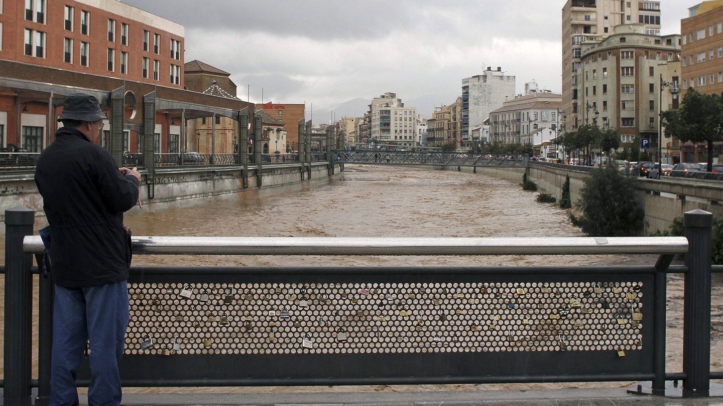 El río Guadalmedina, en el Puente de la Esperanza de Málaga, tras una tromba de agua de 2012 (EFE).