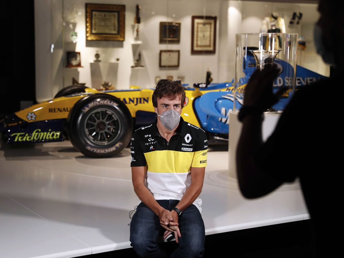 Foto: Fernando Alonso en su presentación como piloto de Renault. (EFE)