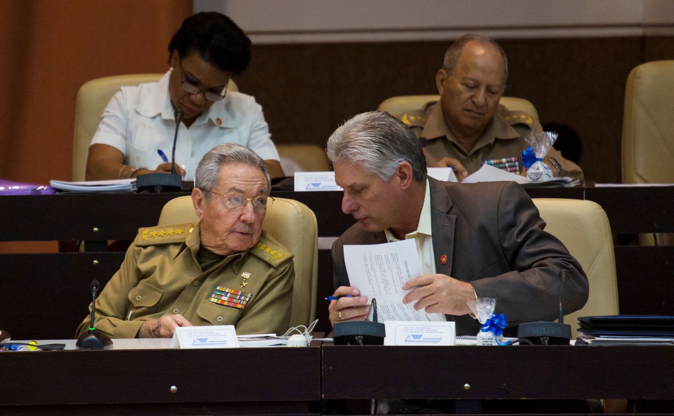 Miguel Díaz-Canel habla con Raúl Castro en una sesión de la Asamblea Nacional. (Reuters)