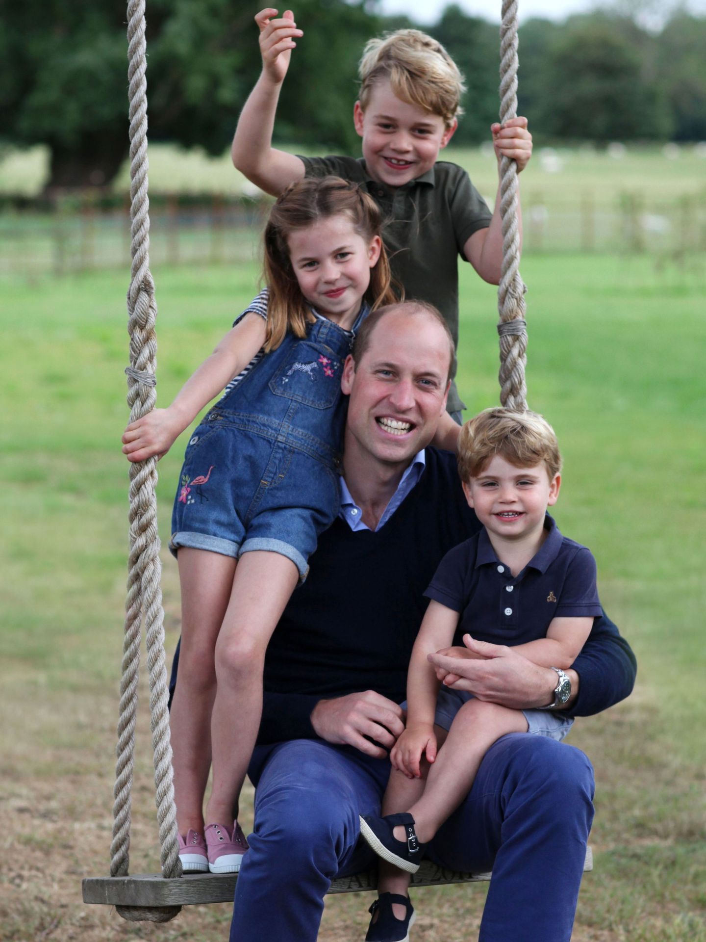 El príncipe Guillermo, con sus tres hijos. (EFE)