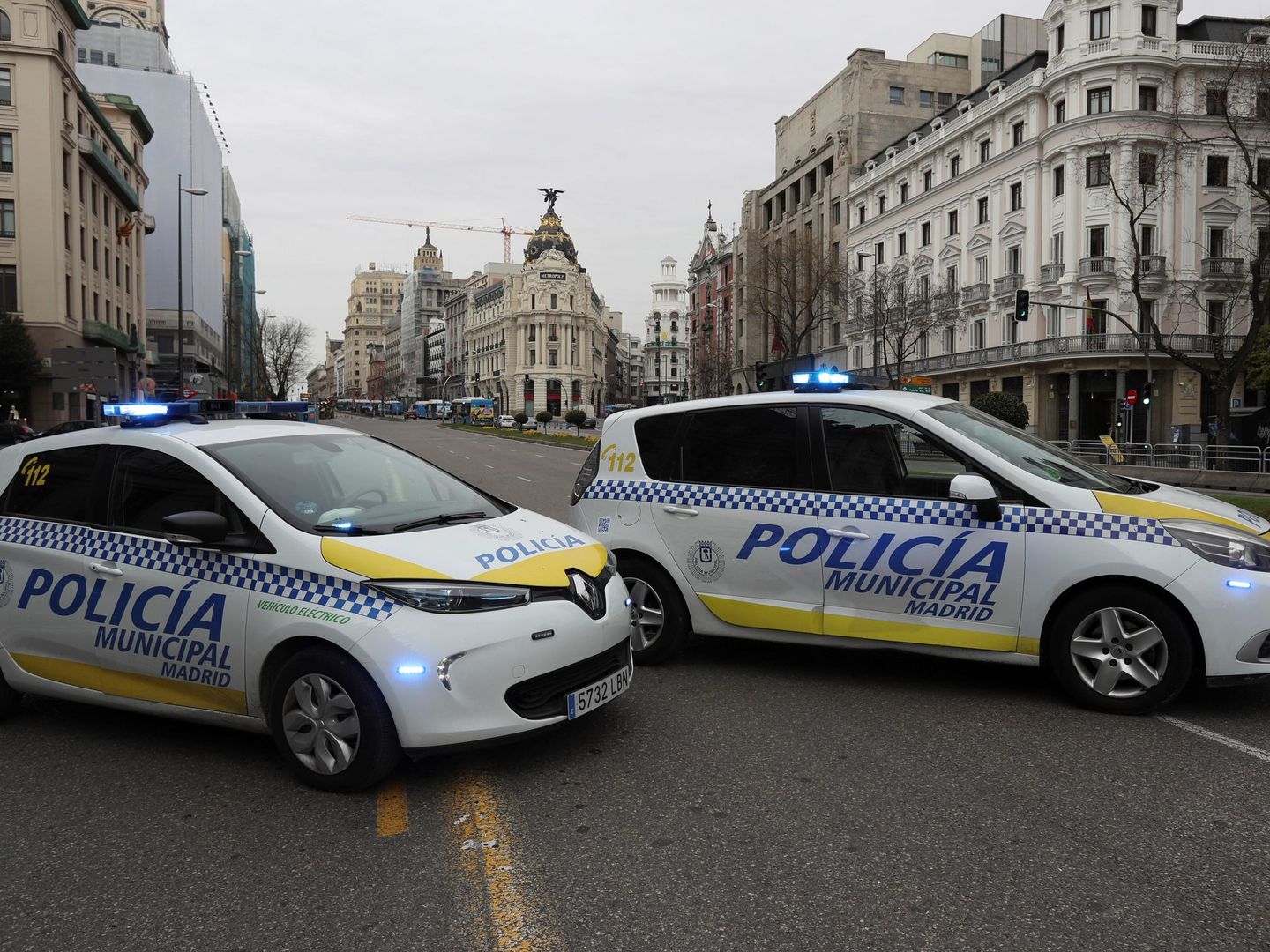 Dos coches de la policía municipal en un control en la calle Alcalá, este jueves, en Madrid. (EFE)