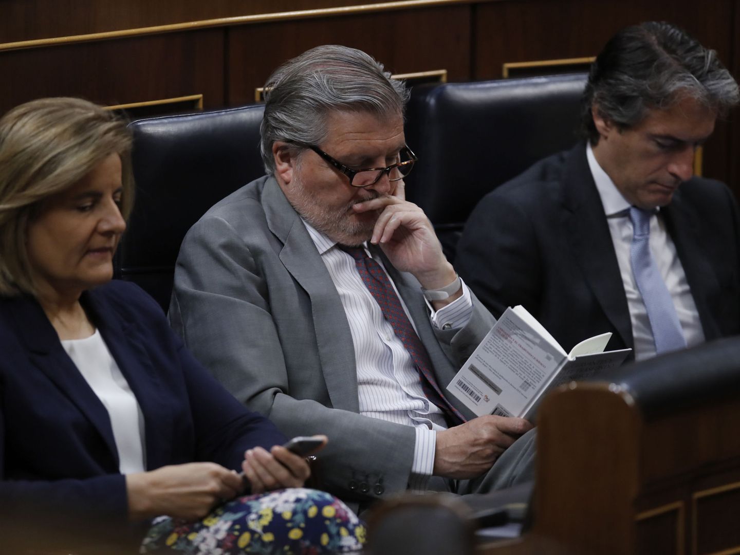 Los ministros Fátima Báñez, Íñigo Méndez de Vigo e Íñigo de la Serna durante el debate. (EFE)