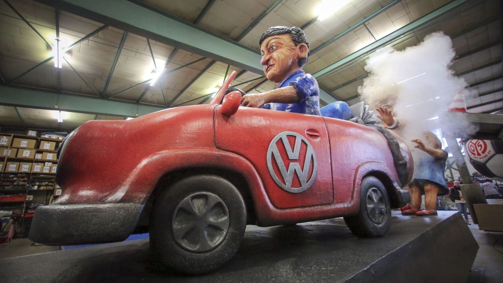 Foto: Detalle de una carroza que ilustra el escándalo de las emisiones de Volkswagen para el Carnaval de Mainz (Alemania). (EFE)
