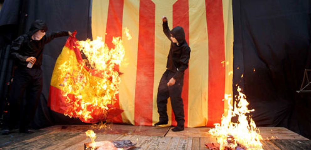 Foto: Queman banderas de España y fotos del Rey en la multitudinaria marcha independentista