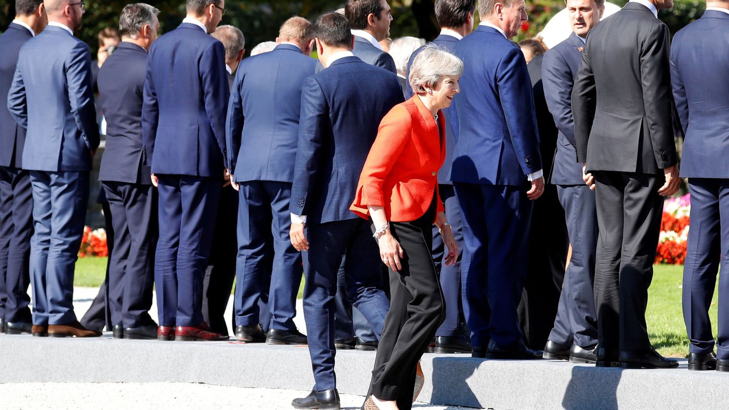 May, de rojo, en la cumbre de Salzburgo en la que chocó con sus socios europeos (REUTERS)