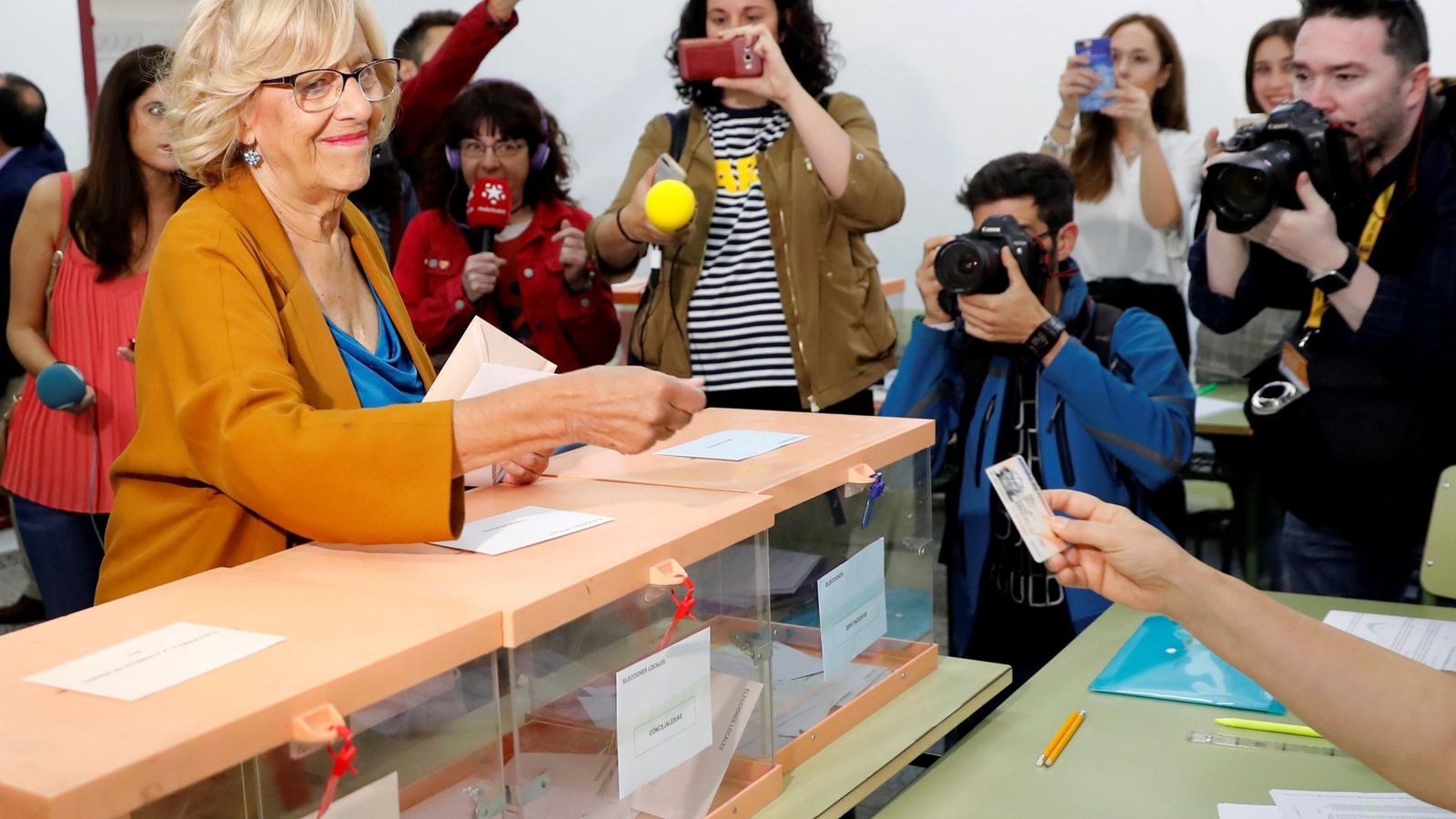 Foto: Carmena ejerciendo su derecho a voto. (Efe)