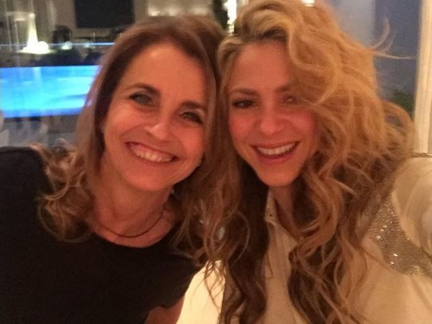 Shakira también posó con su suegra, la madre de Piqué.