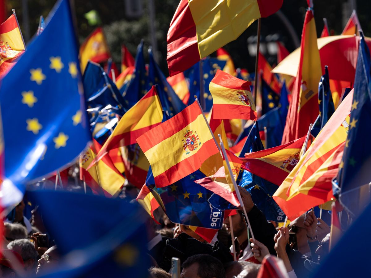 Foto: Banderas españolas y de la Unión Europea. (Europa Press / Diego Radamés)