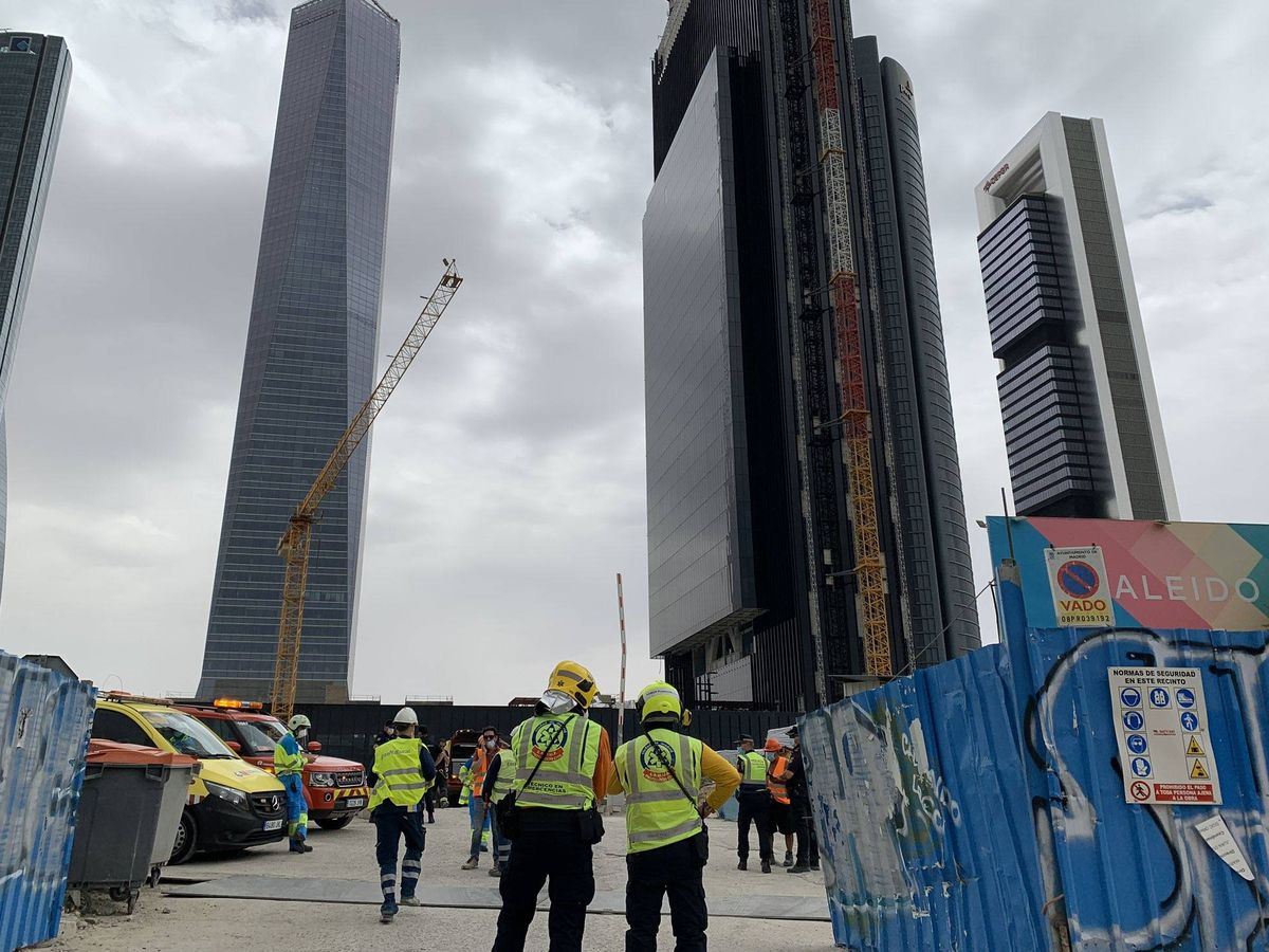 Foto: Desalojan la quinta torre en construcción de Paseo de la Castellana, Madrid (Emergencias Madrid)