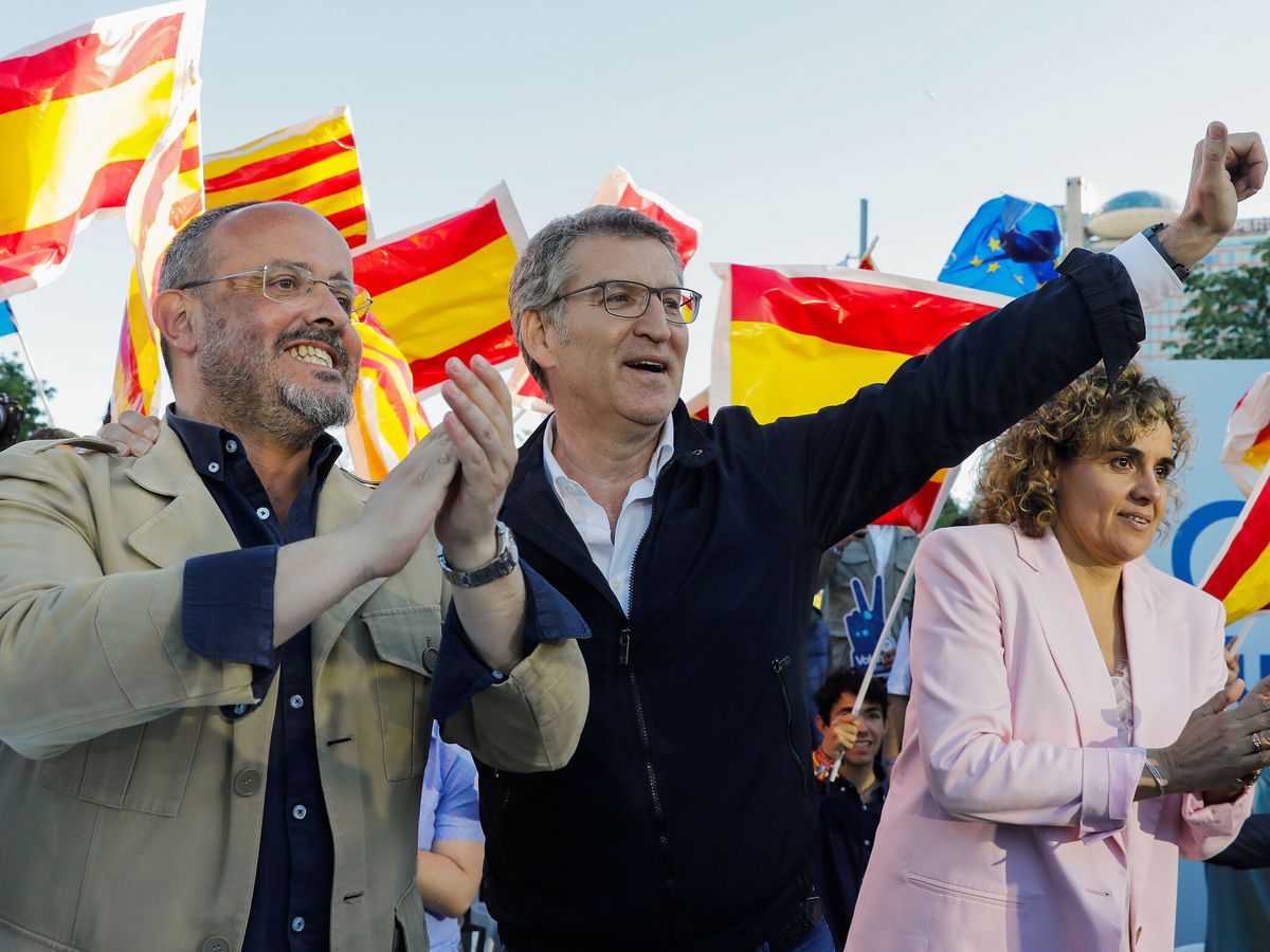 Foto: El presidente del PP, Alberto Núñez Feijóo (c), y el candidato popular a la presidencia de la Generalitat, Alejandro Fernández. (EFE/Andreu Dalmau)