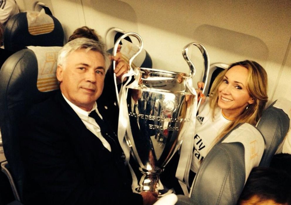 Foto: Carlo Ancelotti y su futura esposa, Mariann, en el avión de vuelta tras ganar la copa de Europa (Twitter)